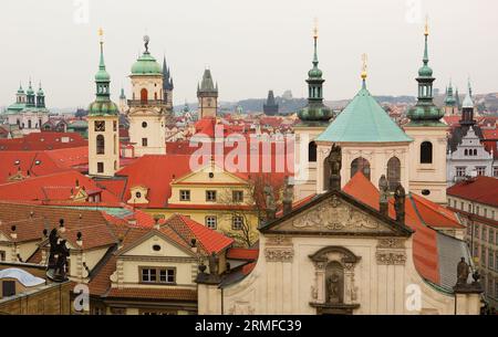 Dächer von Prag. Von der Karlsbrücke aus hat man Prag aus der Vogelperspektive Stockfoto