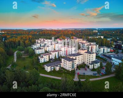 Wunderschöner Blick auf den Sonnenuntergang von Espoo, einem Wohnvorort von Helsinki, Finnland Stockfoto