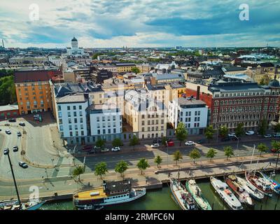 Landschaftlich reizvoller Blick auf die Straßen und Dämme der Stadt in Helsinki, Finnland Stockfoto