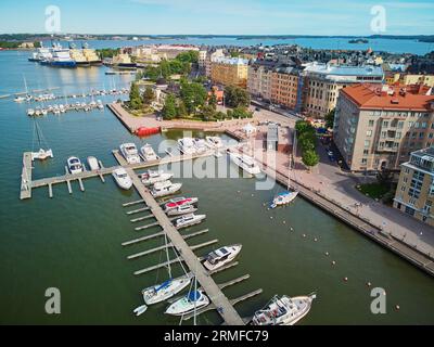 Landschaftlich reizvoller Blick auf die Straßen und Dämme der Stadt in Helsinki, Finnland Stockfoto