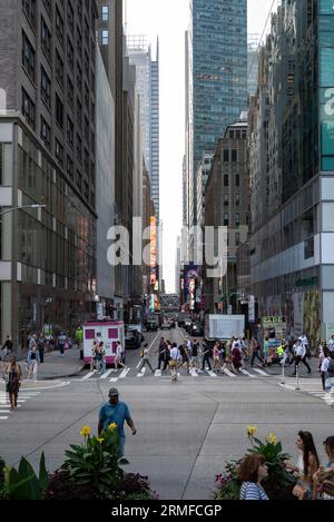 Eine typische belebte Straße von New York City während der ruch Hour. Stockfoto