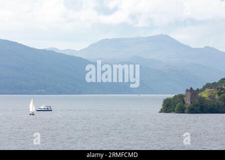 Blick auf Loch Ness in Richtung Urquhart Castle bei Drumnadrochit, Schottland Stockfoto