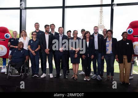 Anne Hidalgo, Bürgermeisterin von Paris, neben Tony Estanguet, Präsident von Paris 2024, Andrew Parsons, Präsident des Internationalen Paralympischen Komitees, Marie Amélie Le Fur, Präsidentin des CPSF, Thomas Jolly, künstlerischer Leiter der Zeremonien, und Athleten Béatrice Vio (Rollstuhlfechten), Sandrine Martinet (para judo), Cédric Nankin (Rollstuhl) Alexis Hanquinquant (para-Triathlon) und Nanteinin Keita (para-Athletik), auf der Pressekonferenz ein Jahr vor den Paralympischen Spielen 2024, Teilnahme an der Pressekonferenz ein Jahr vor den Paralympischen Spielen, in Paris am 28. August 2023, P Stockfoto