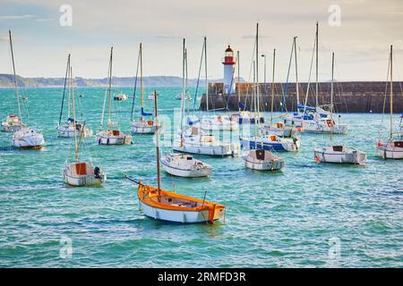 Viele Yachten und Leuchtturm im Hafen von Erquy, Bretagne, Frankreich Stockfoto