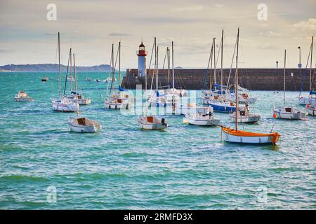 Viele Yachten und Leuchtturm im Hafen von Erquy, Bretagne, Frankreich Stockfoto