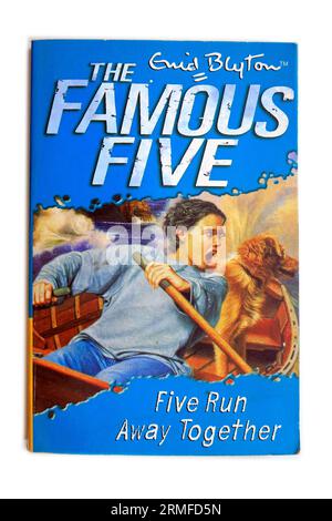Enid Blyton – Die Berühmten Fünf – Fünf Laufen Zusammen Davon. Taschenbuch-Einband auf weißem Hintergrund Stockfoto