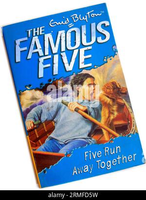 Enid Blyton – Die Berühmten Fünf – Fünf Laufen Zusammen Davon. Taschenbuch-Einband auf weißem Hintergrund Stockfoto