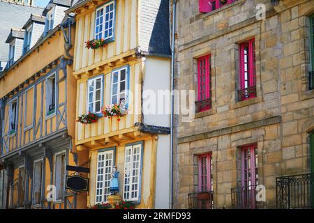 Wunderschöne Fachwerkhäuser in der mittelalterlichen Stadt Quimper, eine der beliebtesten Touristenattraktionen in der Bretagne, Frankreich Stockfoto