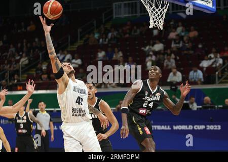 Isaac Fotu (42, weiß) schießt über Rondae Hollis-Jefferson (24, schwarz) während des FIBA Basketball World Cup Gruppenspiels zwischen Jordanien und Neuseeland am 28. August 2023 (Foto: Dennis Jerome Acosta/Pacific Press) Credit: Pacific Press Media Production Corp./Alamy Live News Stockfoto