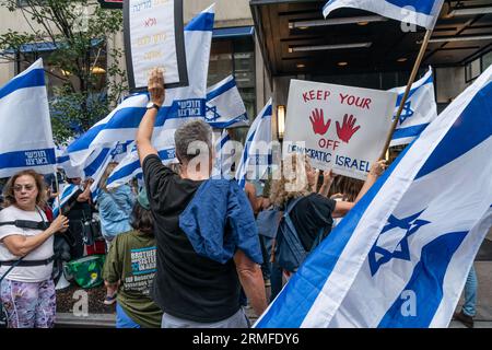 Aktivisten versammeln sich am 28. August 2023 vor dem Loews Regency New York Hotel, wo der israelische Verteidigungsminister Yoav Gallant weiterhin fordert, gegen die von der neuen Regierung vorgeschlagene Justizreform zu stimmen Stockfoto