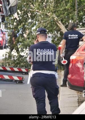 Bergamo, Italien. 28. August 2023. Schlechtes Wetter in der Lombardei engagierten sich Feuerwehrleute 24 Stunden am Tag, um die Stadt nach einem weiteren heftigen atmosphärischen Ereignis in der Stadt zu sichern. Quelle: Unabhängige Fotoagentur/Alamy Live News Stockfoto