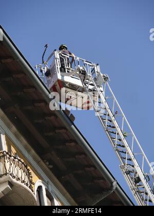 Bergamo, Italien. 28. August 2023. Schlechtes Wetter in der Lombardei engagierten sich Feuerwehrleute 24 Stunden am Tag, um die Stadt nach einem weiteren heftigen atmosphärischen Ereignis in der Stadt zu sichern. Quelle: Unabhängige Fotoagentur/Alamy Live News Stockfoto