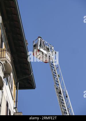 Bergamo, Italien. 28. August 2023. Schlechtes Wetter in der Lombardei engagierten sich Feuerwehrleute 24 Stunden am Tag, um die Stadt nach einem weiteren heftigen atmosphärischen Ereignis in der Stadt zu sichern. Quelle: Unabhängige Fotoagentur/Alamy Live News Stockfoto