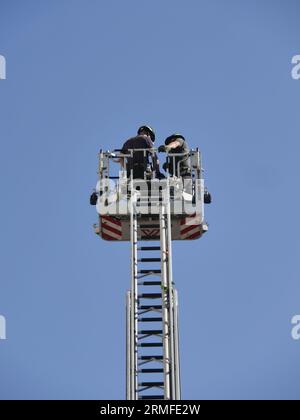 Bergamo, Italien. 28. August 2023. Schlechtes Wetter in der Lombardei engagierten sich Feuerwehrleute 24 Stunden am Tag, um die Stadt nach einem weiteren heftigen atmosphärischen Ereignis in der Stadt zu sichern. Quelle: Unabhängige Fotoagentur/Alamy Live News Stockfoto