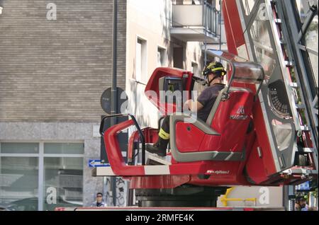 Bergamo, Italien. 28. August 2023. Schlechtes Wetter in der Lombardei engagierten sich Feuerwehrleute 24 Stunden am Tag, um die Stadt nach einem weiteren heftigen atmosphärischen Ereignis in der Stadt zu sichern. Quelle: Unabhängige Fotoagentur/Alamy Live News Stockfoto