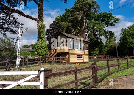 Bressingham, Norfolk, Großbritannien – 21. August 2023. Traditionelles hölzernes Signalhaus an einer ländlichen Eisenbahnlinie Stockfoto