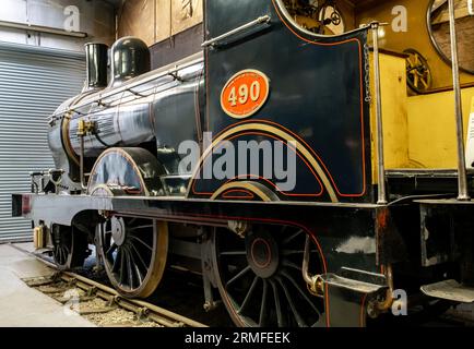 Bressingham, Norfolk, Großbritannien – 21. August 2023. Alte Dampflokomotive im Restaurierungsprozess im Schuppen eines Verkehrsmuseums Stockfoto