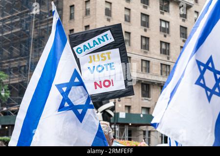 Aktivisten versammeln sich am 28. August 2023 vor dem Loews Regency New York Hotel, wo der israelische Verteidigungsminister Yoav Gallant weiterhin fordert, gegen die von der neuen Regierung vorgeschlagene Justizreform zu stimmen. (Foto: Lev Radin/SIPA USA) Stockfoto