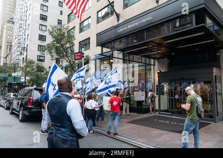 Aktivisten versammeln sich am 28. August 2023 vor dem Loews Regency New York Hotel, wo der israelische Verteidigungsminister Yoav Gallant weiterhin fordert, gegen die von der neuen Regierung vorgeschlagene Justizreform zu stimmen. (Foto: Lev Radin/SIPA USA) Stockfoto