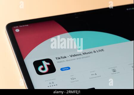 New York, USA – 24. August 2023: TikTok App im Apple Store auf ipad Tablet Bildschirm Nahansicht Stockfoto