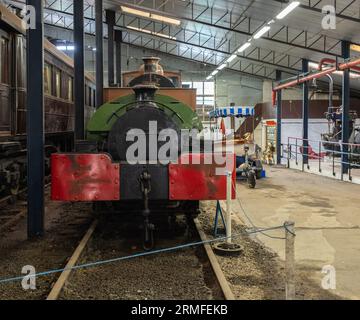 Bressingham, Norfolk, Großbritannien – 21. August 2023. Das Innere eines großen Schuppens voller Dampfeisenbahnen, Boote, Maschinen, Ersatzteile und Erinnerungsstücke Stockfoto