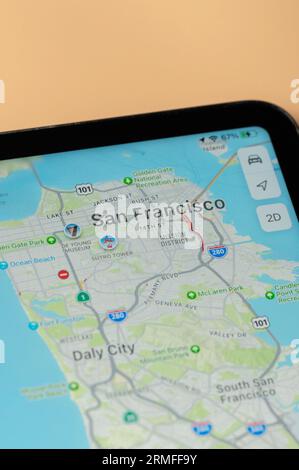 New York, USA - 24. August 2023: Autoverkehr in San Francisco in der google Maps-App auf dem Tablet-Bildschirm Nahansicht Stockfoto
