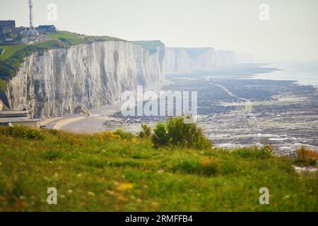 Landschaftlich reizvoller Blick auf weiße Kreidefelsen in Ault, einem kleinen Fischerdorf in der Normandie, Frankreich Stockfoto