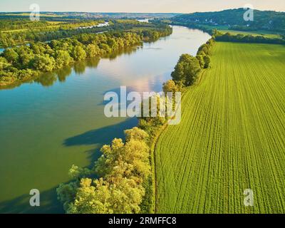 Malerischer Blick auf die seine und die grünen Felder in der französischen Landschaft. Département Val d'Oise, Ile-de-France, Nordfrankreich Stockfoto