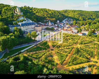 Landschaftlich reizvoller Blick auf La Roche-Guyon, eines der schönsten Dörfer Frankreichs Stockfoto