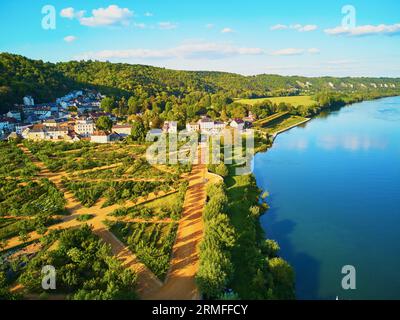 Landschaftlich reizvoller Blick auf La Roche-Guyon, eines der schönsten Dörfer Frankreichs Stockfoto