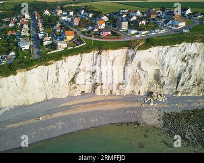 Malerische Panoramalandschaft mit weißen Kreidefelsen in der Nähe von Ault, Somme, Hauts-de-France, Département Normandie in Frankreich Stockfoto