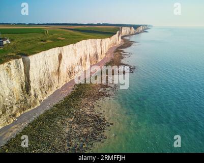 Malerische Panoramalandschaft mit weißen Kreidefelsen in der Nähe von Ault, Somme, Hauts-de-France, Département Normandie in Frankreich Stockfoto