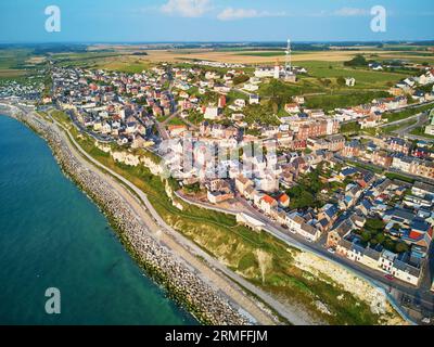 Malerische Panoramalandschaft mit weißen Kreidefelsen in der Nähe von Ault, Somme, Hauts-de-France, Département Normandie in Frankreich Stockfoto