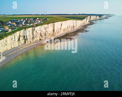 Malerische Panoramalandschaft mit weißen Kreidefelsen in der Nähe von Ault, Somme, Hauts-de-France, Département Normandie in Frankreich Stockfoto