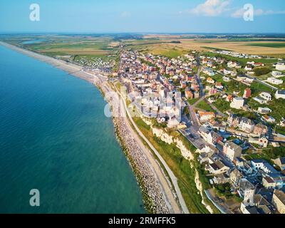 Malerische Panoramalandschaft mit weißen Kreidefelsen in der Nähe von Ault, Somme, Hauts-de-France, Département Normandie in Frankreich Stockfoto