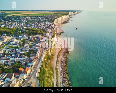 Malerische Panoramalandschaft mit weißen Kreidefelsen in der Nähe von Ault, Somme, Hauts-de-France, Département Normandie in Frankreich Stockfoto