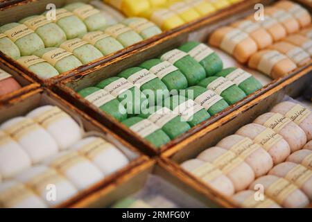 Verschiedene Arten von Seife auf einem Straßenmarkt in Cucuron, Provence, Frankreich. Duftnamen (Lavendel, Oliven, Linden, Hafer) sind auf Französisch geschrieben Stockfoto