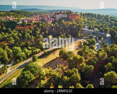 Panoramablick auf Roussillon, Provence, Frankreich. Roussillon ist bekannt für seine großen Ockerablagerungen im Lehm rund um das Dorf Stockfoto