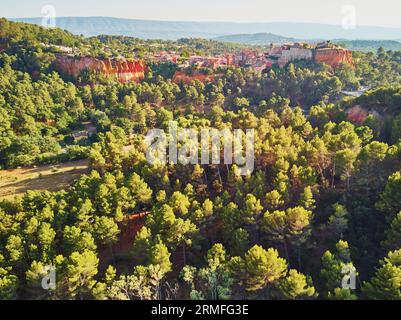 Panoramablick auf Roussillon, Provence, Frankreich. Roussillon ist bekannt für seine großen Ockerablagerungen im Lehm rund um das Dorf Stockfoto
