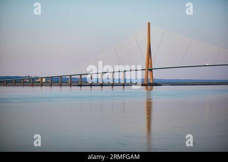 Malerischer Blick auf die Pont de Normandie (Normandie-Brücke), eine Straßenbrücke über die seine, die Honfleur und Le Havre in der Normandie, Nord, verbindet Stockfoto