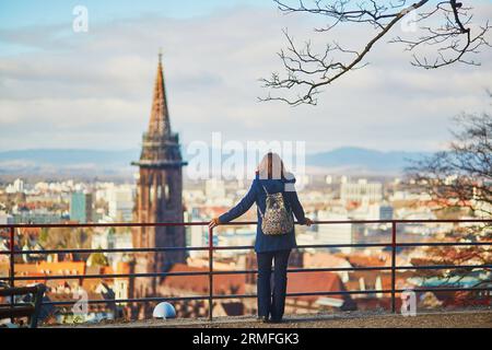 Mädchen, die das schöne Panorama von Freiburg im Breisgau in Deutschland genießen Stockfoto