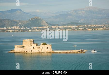 Blick aus der Vogelperspektive auf die Festung Bourtzi in Nafplion, einer griechischen Stadt auf der Halbinsel Peloponnes. Foto vom Palamidi-Schloss Stockfoto