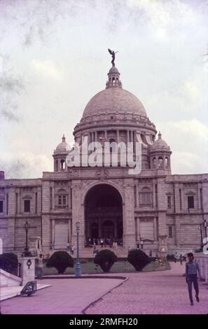 Das Victoria Memorial ist ein großes Marmorgebäude auf dem Maidan in Zentral-Kolkata, das seinen Eingang auf dem Weg der Königin hat. Es wurde zwischen 1906 und 1921 von der britischen Regierung erbaut. Es ist dem Gedenken an Königin Victoria, Architekten: William Emerson, Vincent Esch, Jahr 1906, gewidmet. Stockfoto