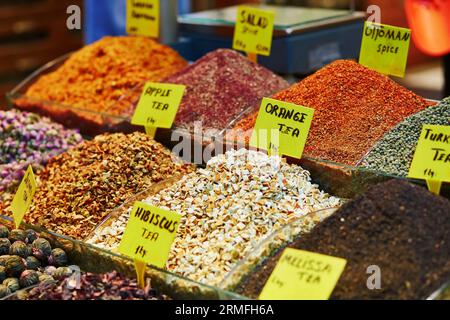 Haufen verschiedener Gewürze und Tees auf einem traditionellen Bauernmarkt in Istanbul, Türkei Stockfoto