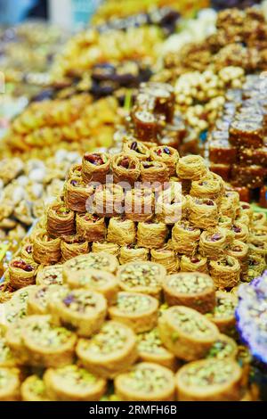 Haufen verschiedener türkischer Honigbaklava auf einem traditionellen Bauernmarkt in Istanbul, Türkei Stockfoto