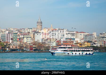 Blick auf den Galata-Turm über den Bosporus Stockfoto