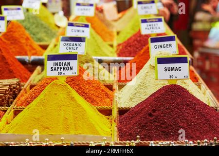 Haufen verschiedener Gewürze auf einem traditionellen Bauernmarkt in Istanbul, Türkei Stockfoto