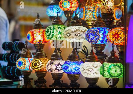 Auswahl an bunten türkischen Lampen auf dem ägyptischen Basar oder dem Gewürzbasar, einem der größten Basare in Istanbul, Türkei. Auf dem Markt werden Gewürze, Süßigkeiten Stockfoto