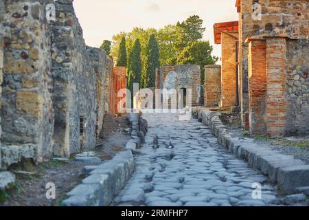 Antike Ruinen in Pompeji, römische Stadt in der Nähe des modernen Neapels, zerstört und unter vulkanischer Asche während des Ausbruchs des Vesuvs im Jahr 79 n. Chr. begraben Stockfoto