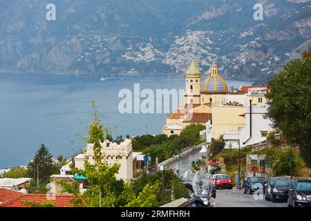 Malerischer Blick auf Praiano, wunderschönes mediterranes Dorf an der Amalfiküste (Costiera Amalfitana) in Kampanien, Italien Stockfoto